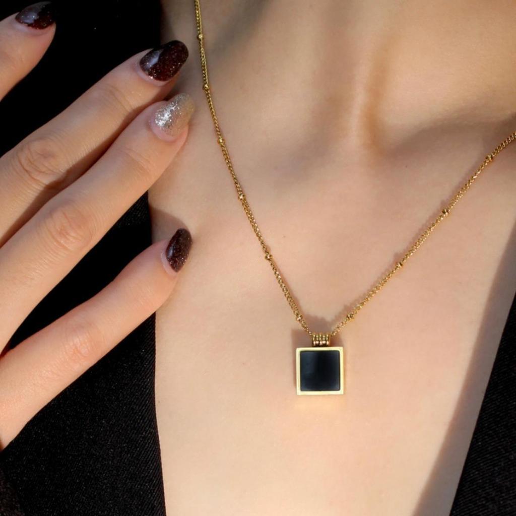 Retro Black Square Pendant Necklace: Full Titanium Steel, Simple, Fashionable, Non-Fading, High-End Style.