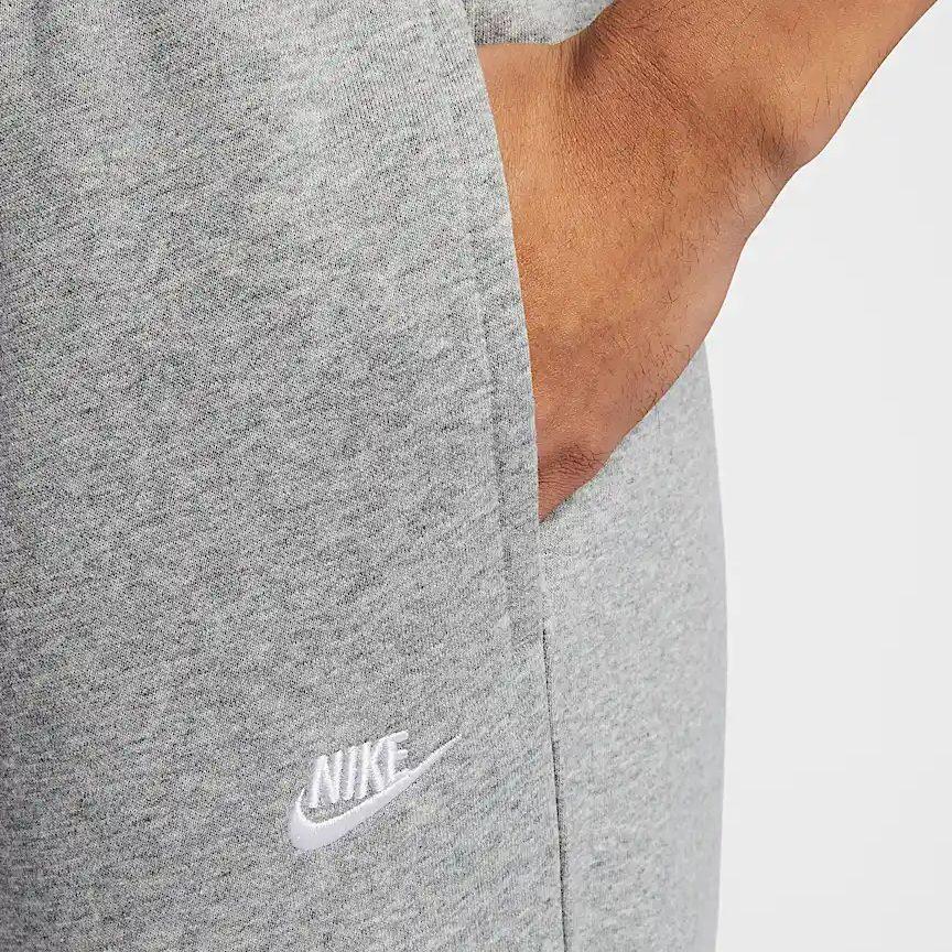 Nike Pantaloni Casual Club da Uomo Tonalità Grigio Scuro/Grigio Fumo Chiaro/Bianco HQ4423-063