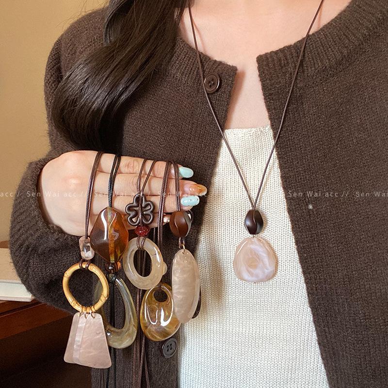 Fall/Winter Vintage Chic Long-necked Necklace, Luxurious and Exclusive Accessory for Small-sized and High-end Style Pullovers and Hoodies.