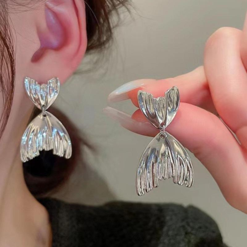 New Trend Fish Tail Stud Earrings for Women Gift Party Accessory