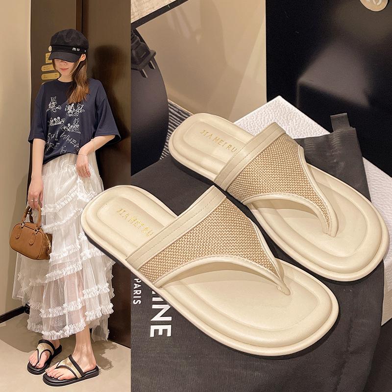 Soft-soled slippers women's outer wear 2025 new summer flat-bottom cover toe beach sandals French two-wear cool slippers
