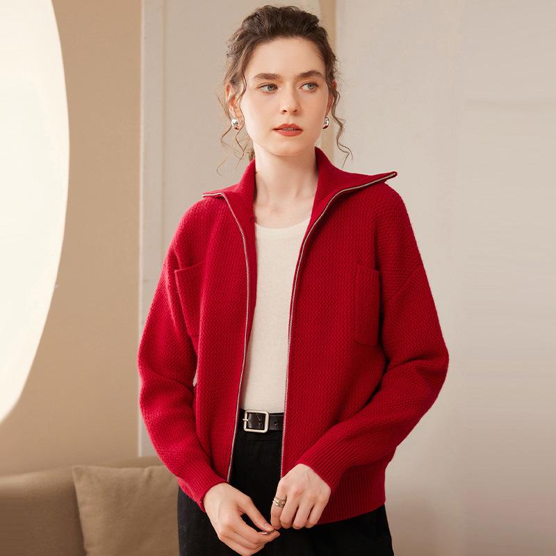 Thickened Cashmere Sweater: 2024 Autumn/Winter Women's Knit Cardigan - Korean Style Warm, Loose, Slimming Outerwear with Lapel and Zipper.
