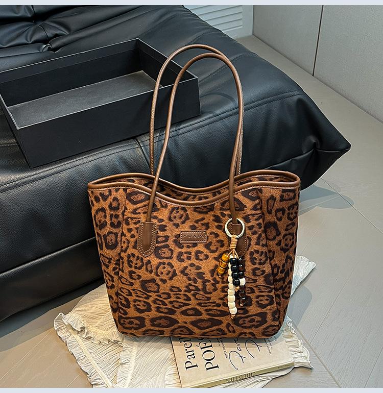 2025 new leopard print tote commuter bag versatile autumn and winter large-capacity student class shoulder bag tide