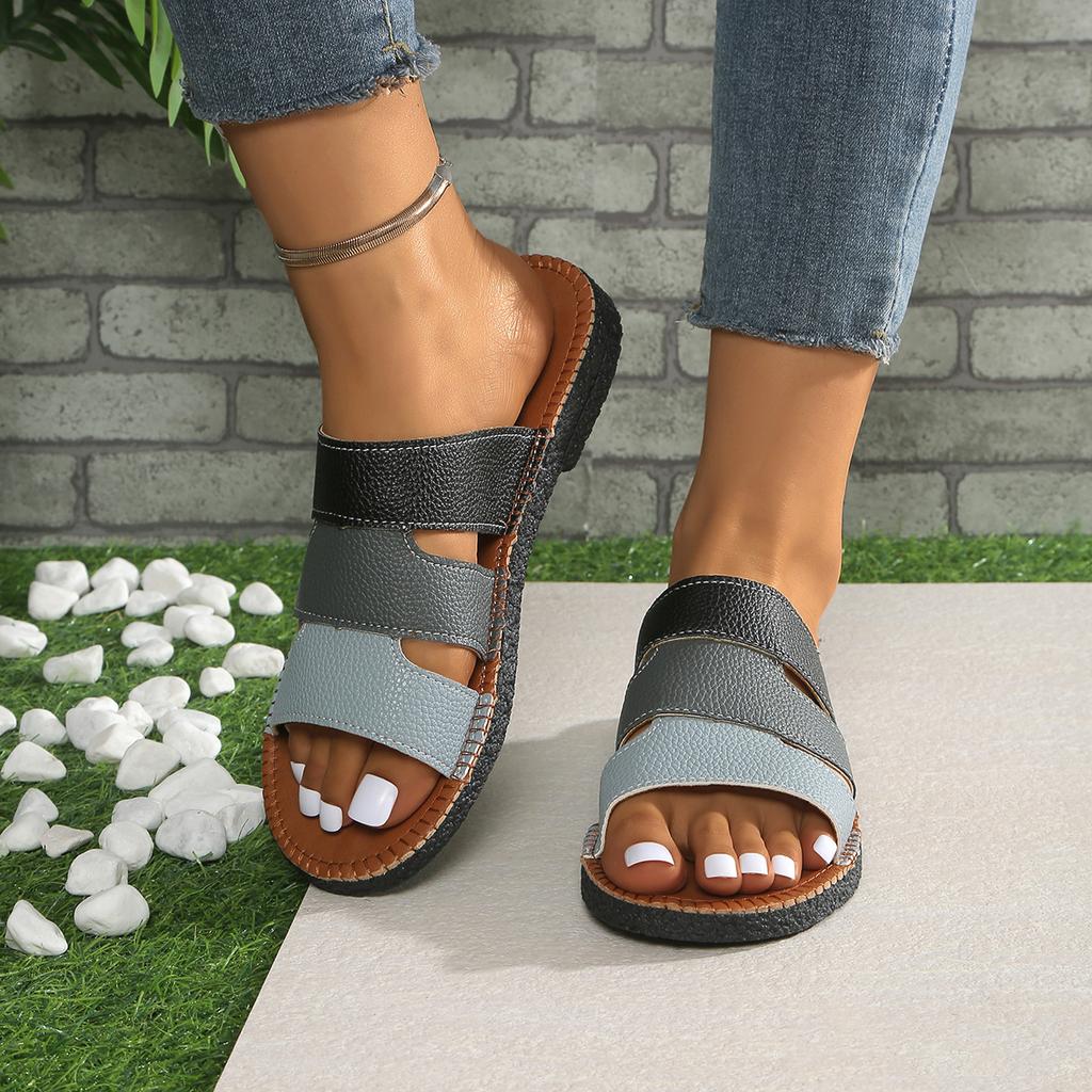Fashion The 2025 new fashion large-sized flat flip-flops for women, featuring a round-toe woven one-piece beach flip-flops worn outside,
