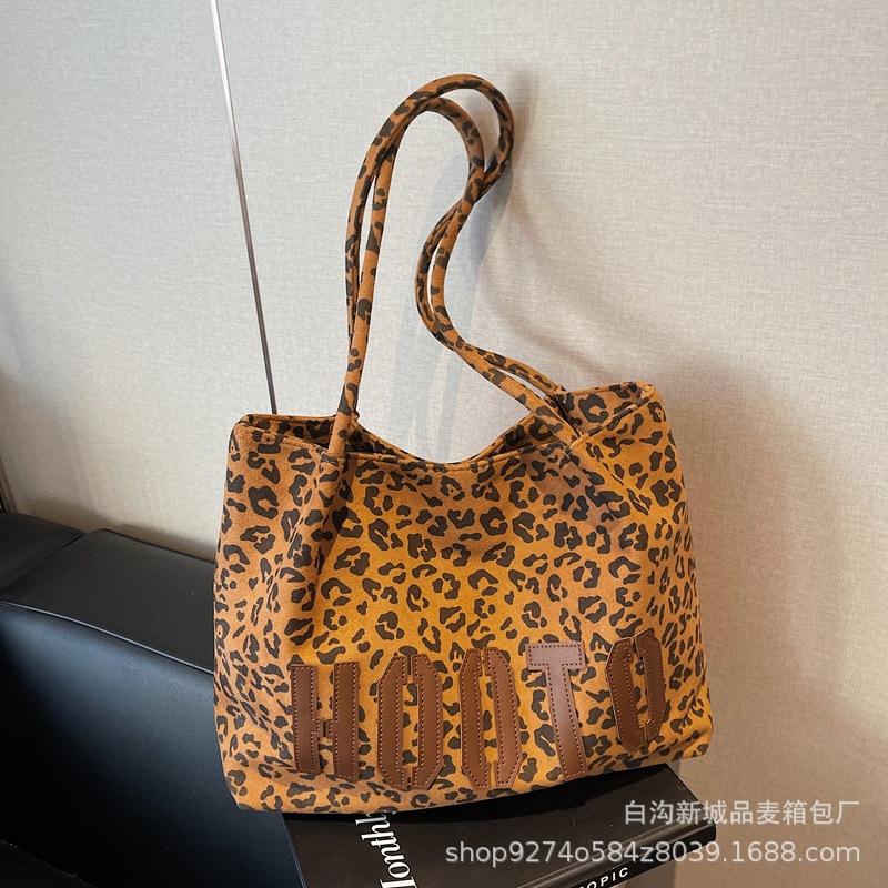 

Winter retro leopard print bag women s 2025 new Korean version letter tote bag versatile large-capacity commuter armpit bag коричневий