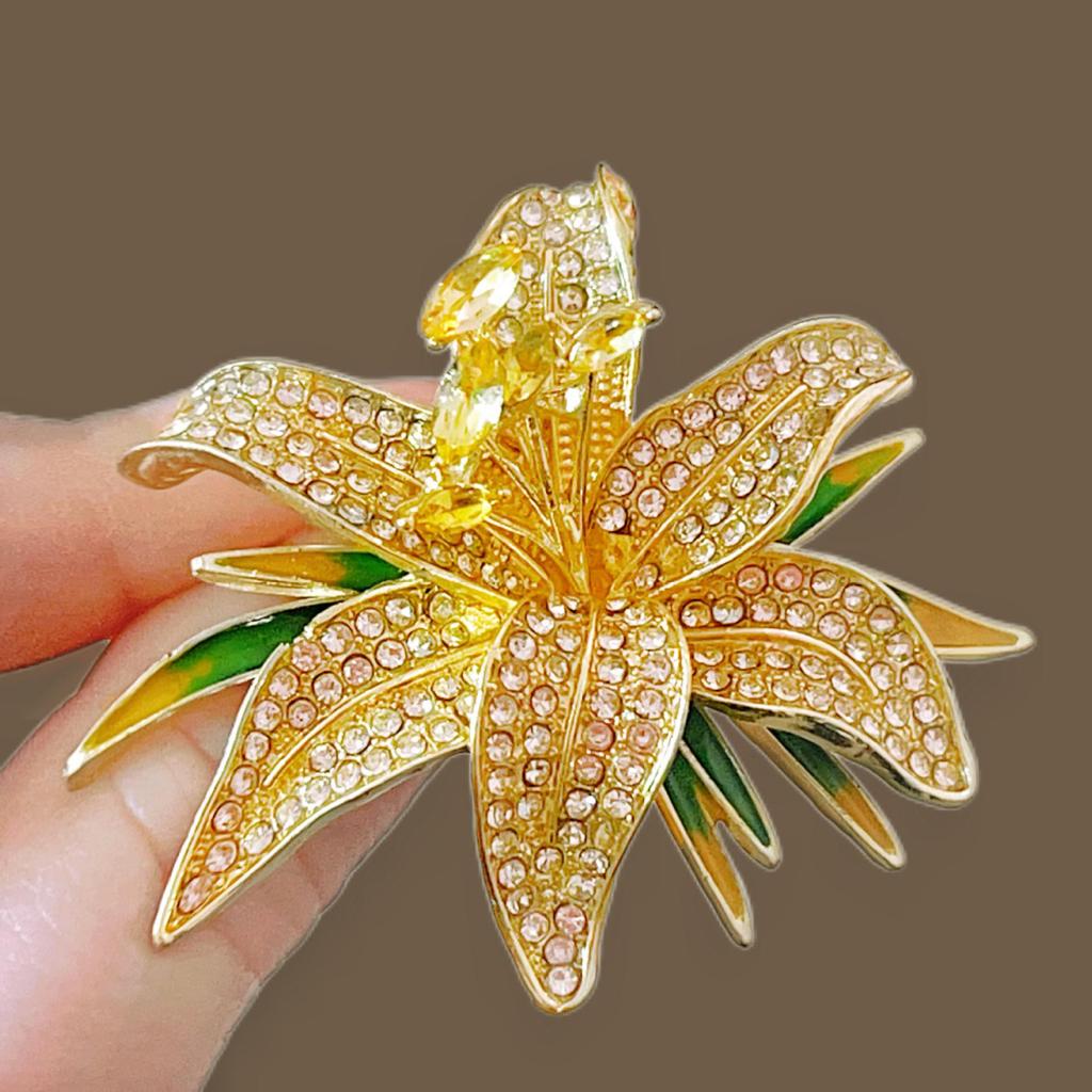 Exquisite Diamond Lily Brooch: High-End Lapel Pin for Women, Perfect as a Corsage or Jewelry Accessory