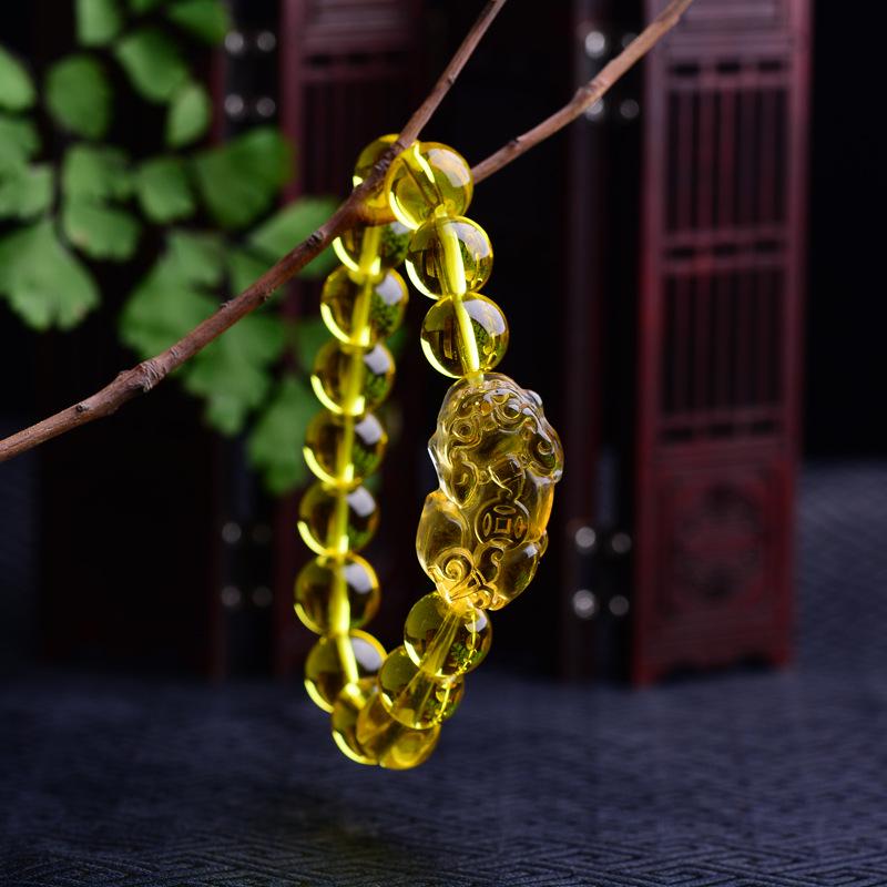 Módny obsidiánový žltý kryštál udrží peniaze a udrží zlo