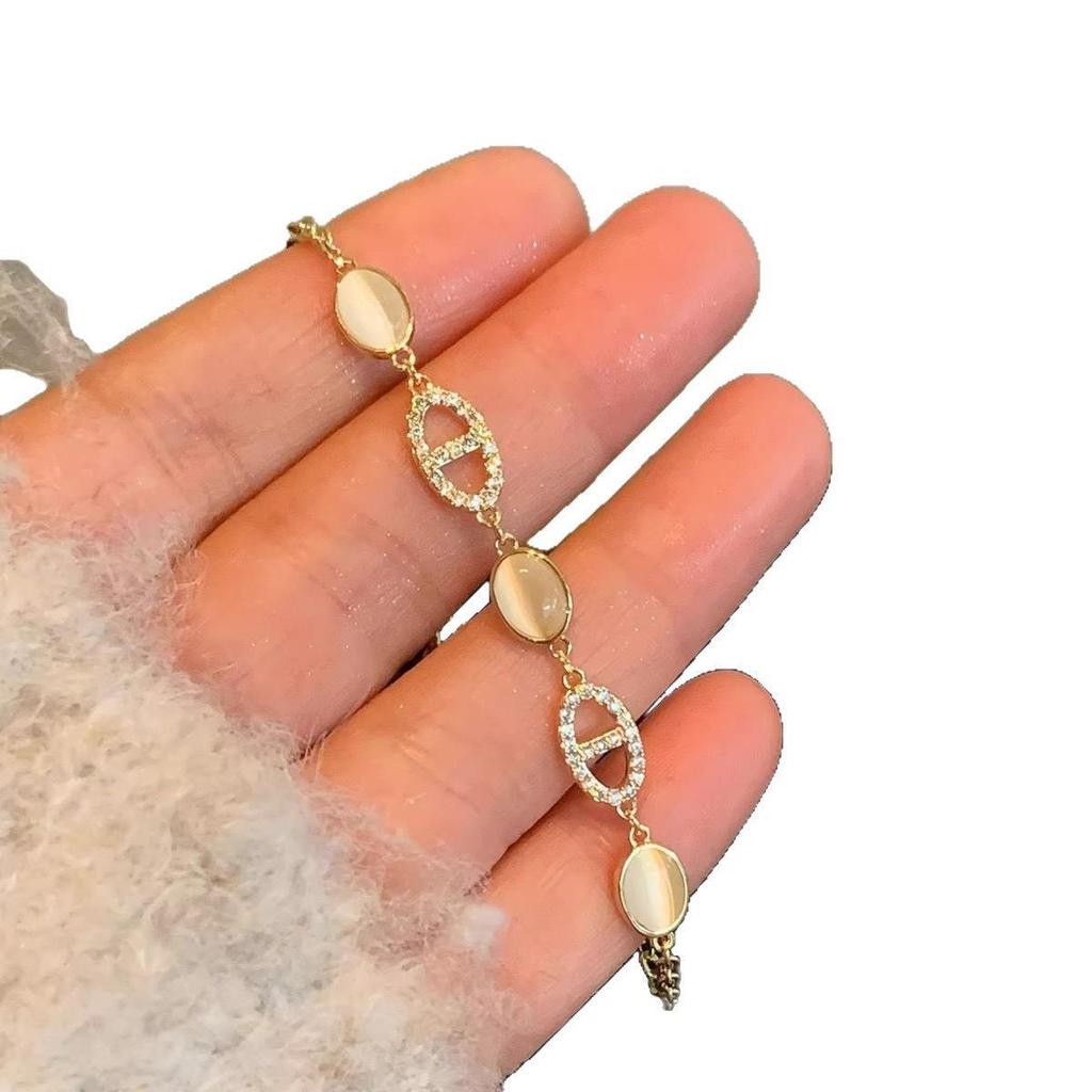Elegant Cat's Eye Rhinestone Bracelet for Women - Luxurious, Versatile Oval Bangle