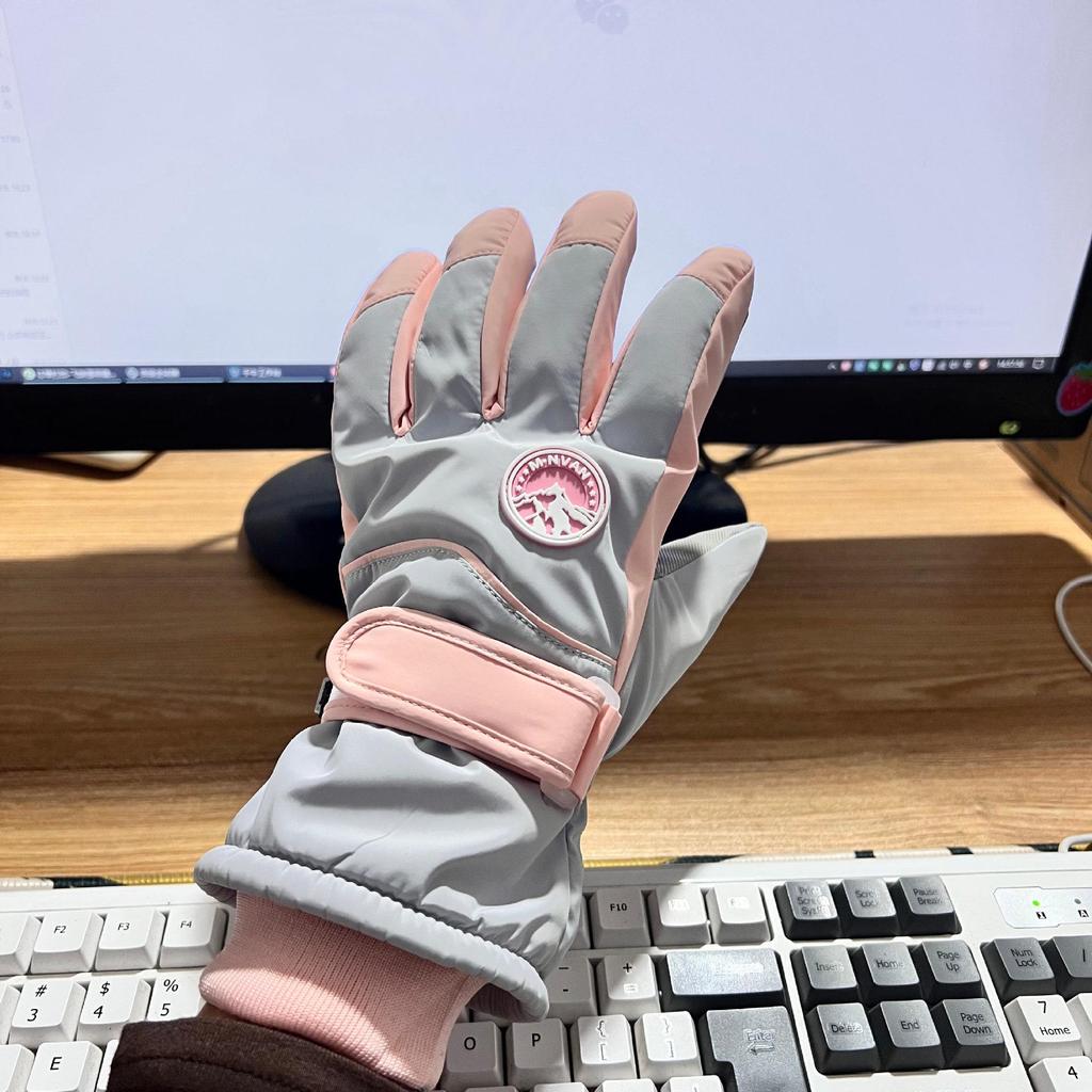 Women's Winter Ski Gloves: Warm, Thickened, Touchscreen-Compatible, Windproof, Water-Repellent, and Stylish Velvet-Lined for Outdoor Riding.