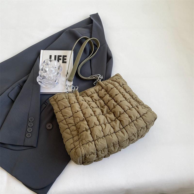 

Trendy Commuter Cotton Handbag With Stitching Details Ideal For Everyday Use зелений