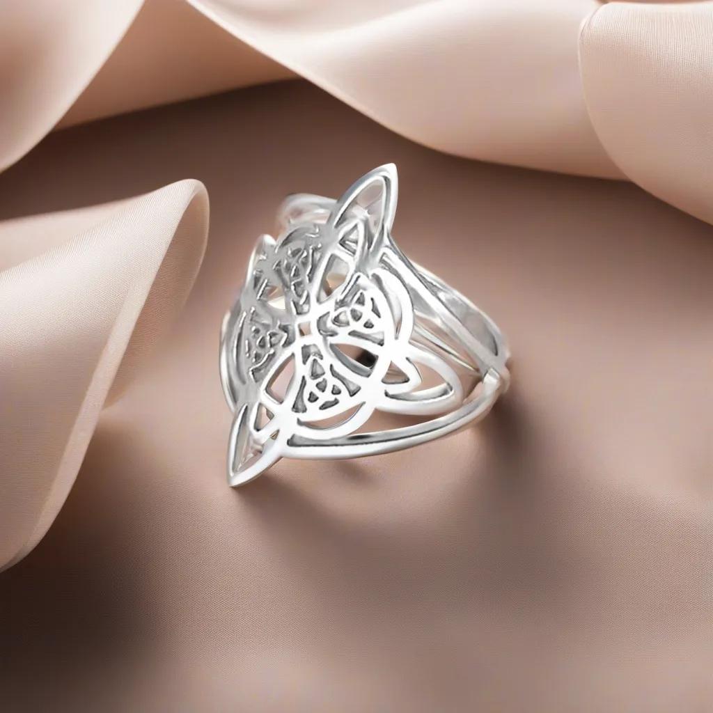 YILUOCD Witch Knot Ring Stainless Steel Triquetra Celtic Jewelry for Women Protection Amulet