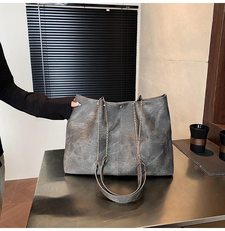

Женская сумка из мягкой текстуры 2025 новая модная повседневная сумка через плечо на цепочке большой вместимости сумка для通勤 сумка-тоут тренд серый