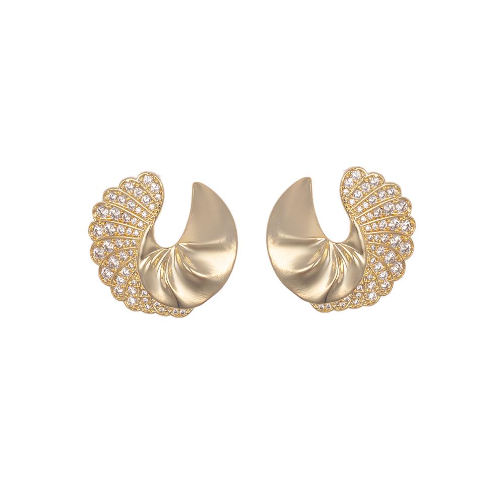 Shell-Shaped Diamond Stud Earrings for Women, Textured with Twisted Rope Design - Fashionable and Elegant