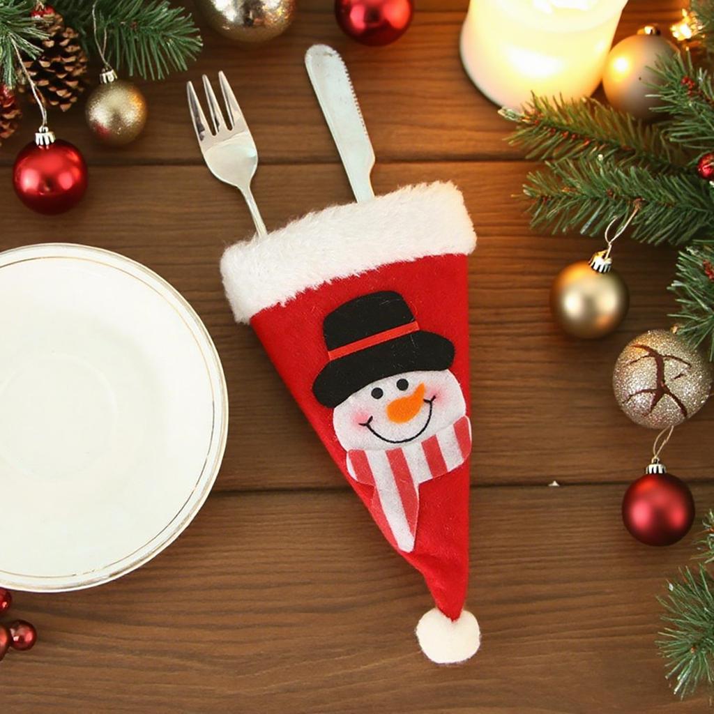 Christmas Cartoon Applique Cutlery Pockets – Non-Woven Fabric Knife and Fork Sleeves with Small Hat Design.