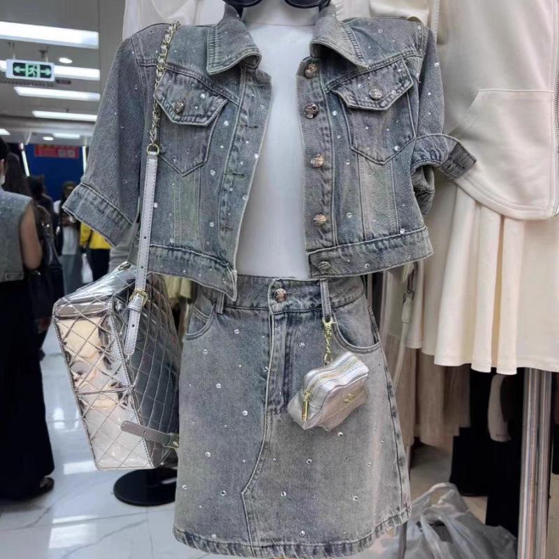 

Chic Summer Rhinestone Denim Set: Retro Short-Sleeve Jacket + High-Waisted Shorts for Women Large