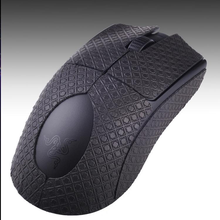 Razer Viper V3 Speed Boky: Protiskluzové, odolné proti potu, semišové nálepky na zadní stranu myši.