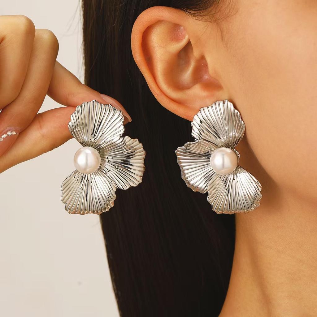 European and American Cold Wind Alloy Design Earrings Women's Retro Leaf Earrings Cross-border Jewelry Fashion Earrings Women