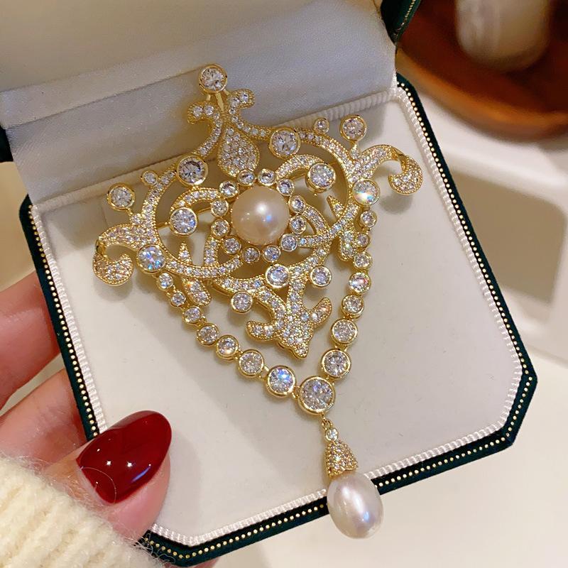 French Light Luxury Court Natural Freshwater Pearl Fringed Brooch Brooch Elegant Retro Suit Dress Brim Pin