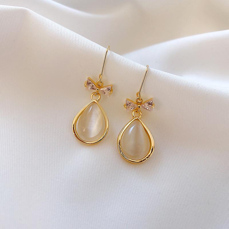 Korean Baroque Pearl Earrings: S925 Silver, French-Inspired Studs for Versatile Elegance