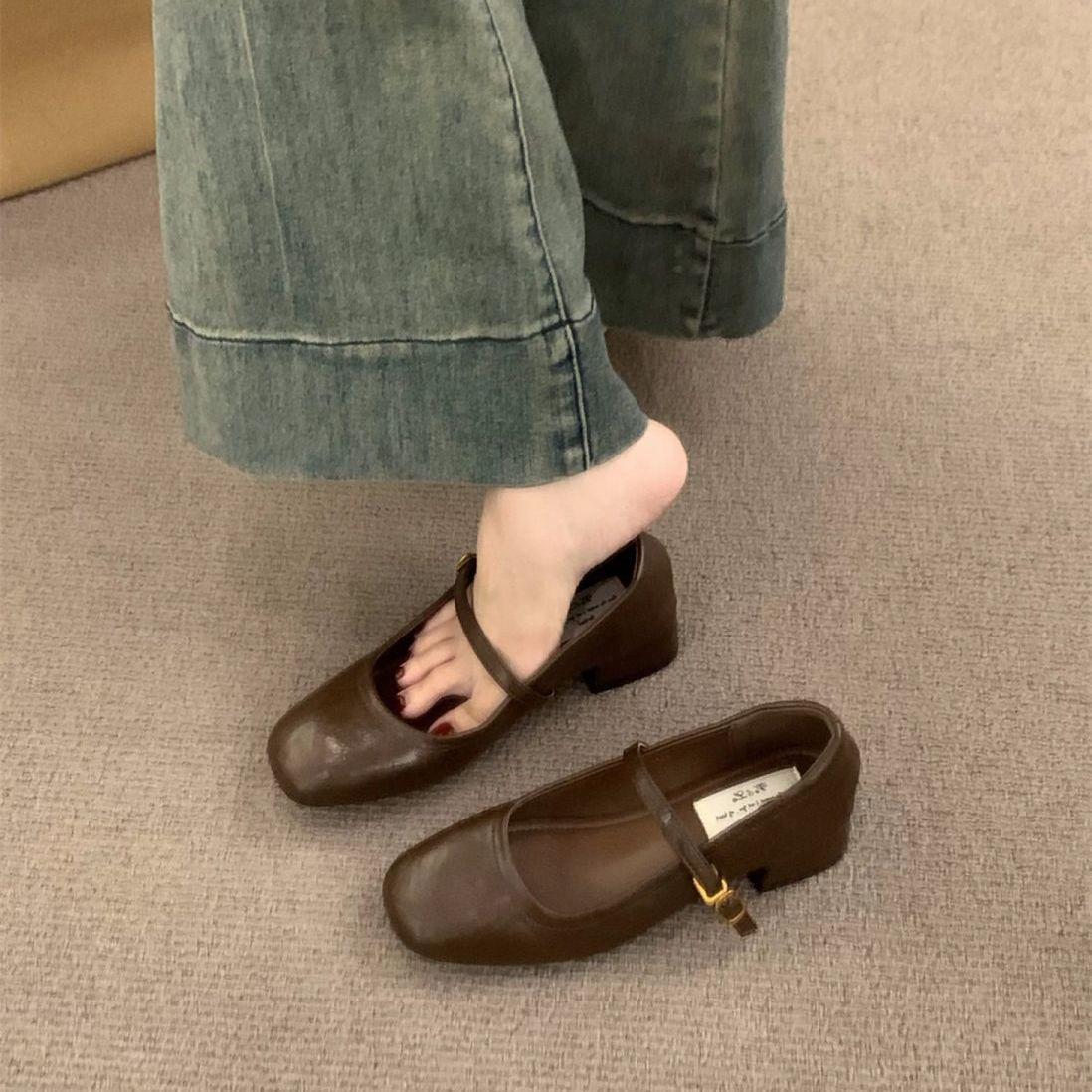 

Square head with soft sole and shallow mouth, versatile thick heel single shoes in spring and autumn, small leather shoes look good, Mary Jane 40