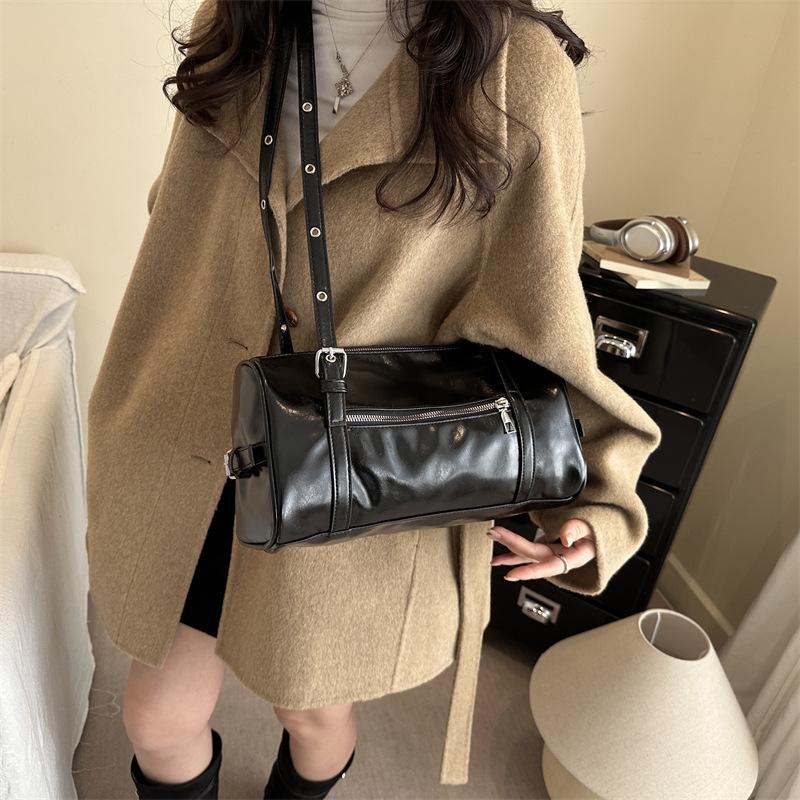 Comfortable and Versatile Texture Shoulder Bag Women Vintage Simple Commuter Pillow Bag with Studded Strap Casual Handle Bag