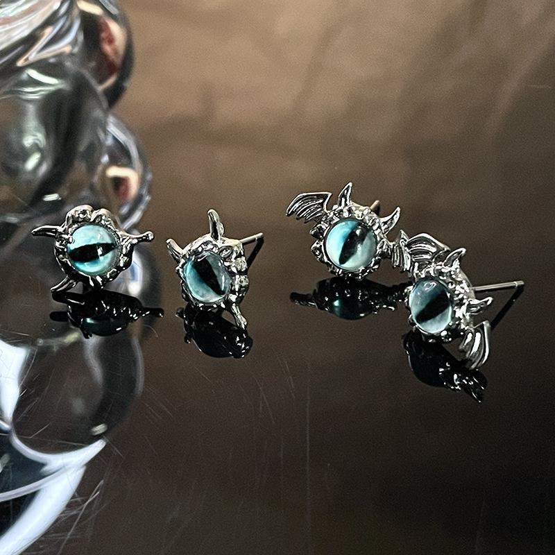 Cat Pupil Cold Wind Small Stud Earrings Niche Design Personalized French High-End Earrings Sweet And Cool Cat Eye Earrings Women