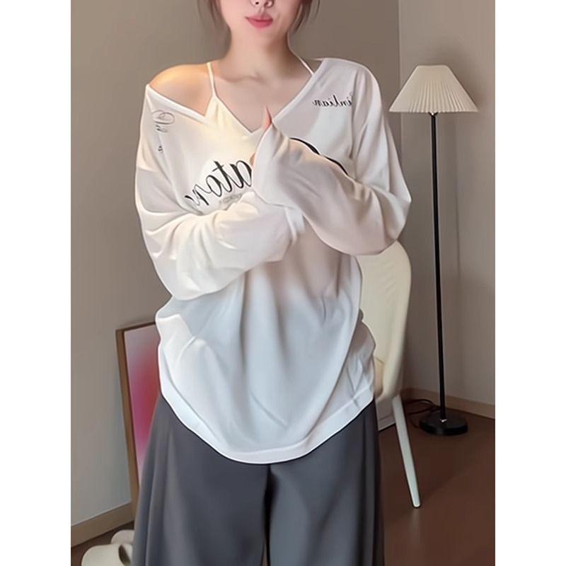 T-shirt a maniche lunghe bianca stile americano da donna con scollo a V larga, protezione solare, Estate 2026.