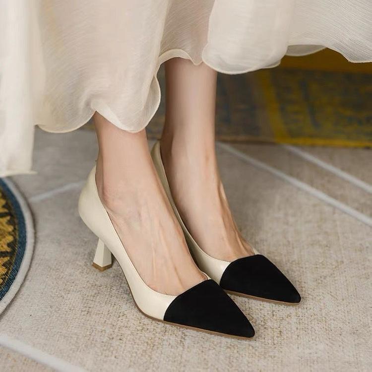 Talons hauts pointus rétro français pour femmes, couleur assortie, bouche légère, surface en cuir, talon fin, sexy, petites chaussures simples parfumées