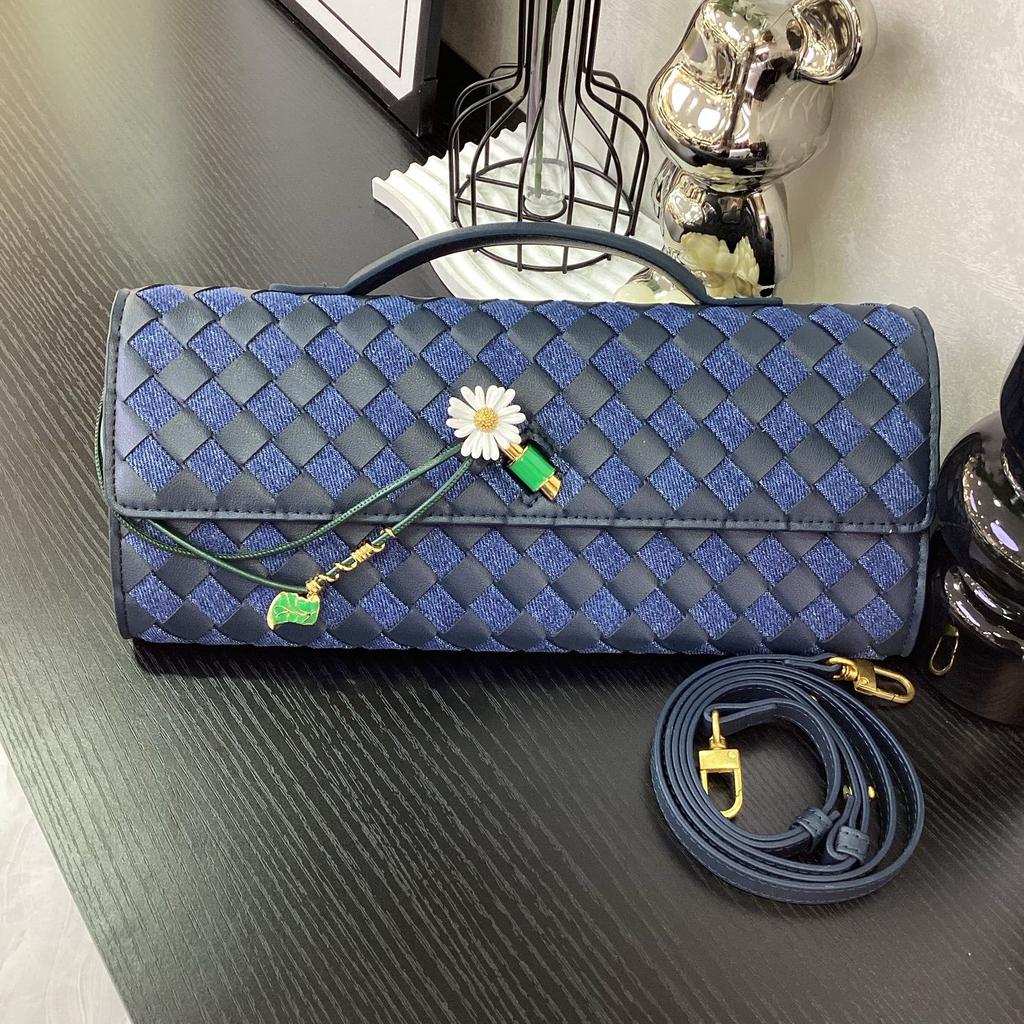 Cross-border new handwoven bag, daisy high-end lock, baguette bag, hand-held dinner bag, portable messenger women's bag