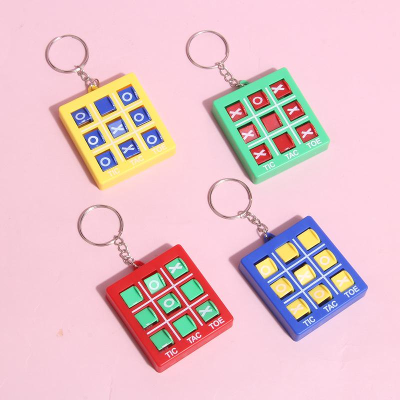 1ks mini zajímavá hra piškvorky, přívěsek na klíče, puzzle, dekomprese, xo spin, šachová hra, dětské hračky