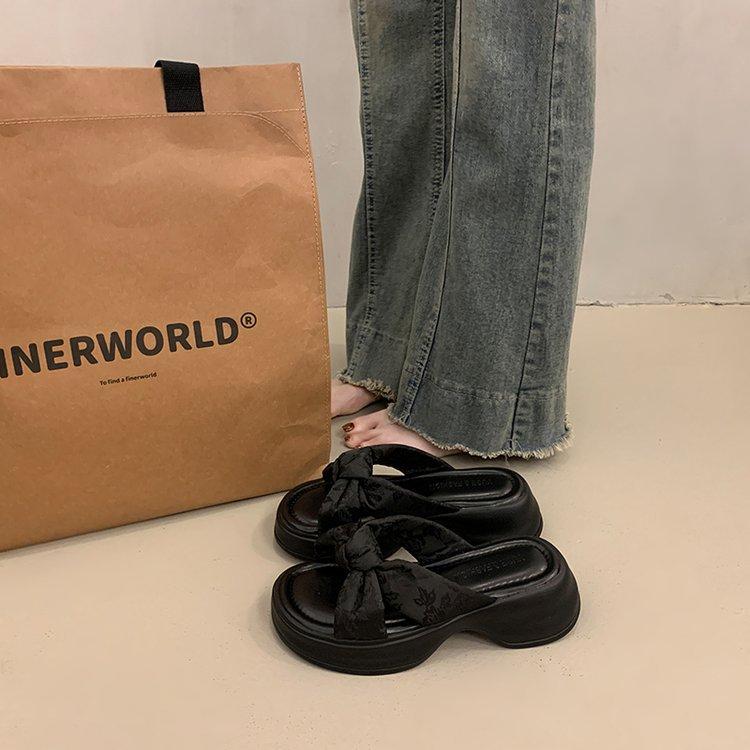 

With skirt, thick-soled height-increasing slippers, women s summer outer wear fashion and high sense 2025 new French flat-bottomed sandals for going 35