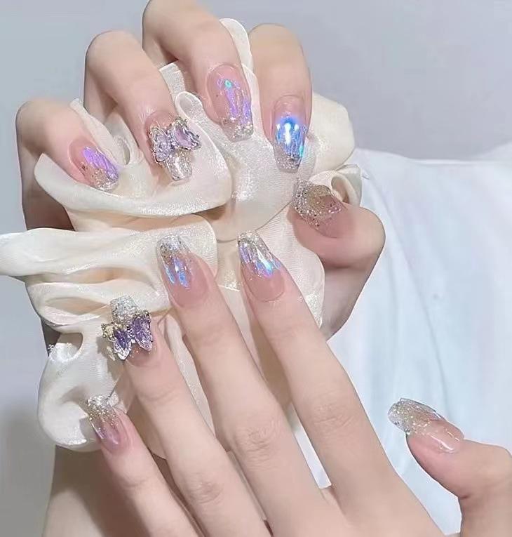 

Маникюр средней длины с градиентным блеском Авроры - Трендовые ногти в стиле инфлюенсера Glue Type