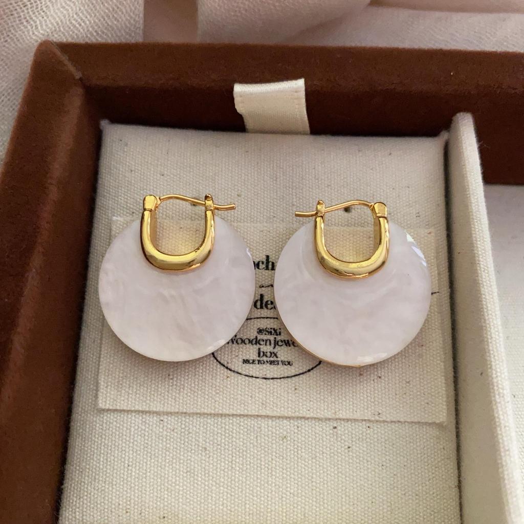 Letter U-Shaped Shell Ear Buckle Earrings, High-End Sense, Light Luxury, Simple Niche, Unique Soft Commuting Temperament U-Shaped Earrings