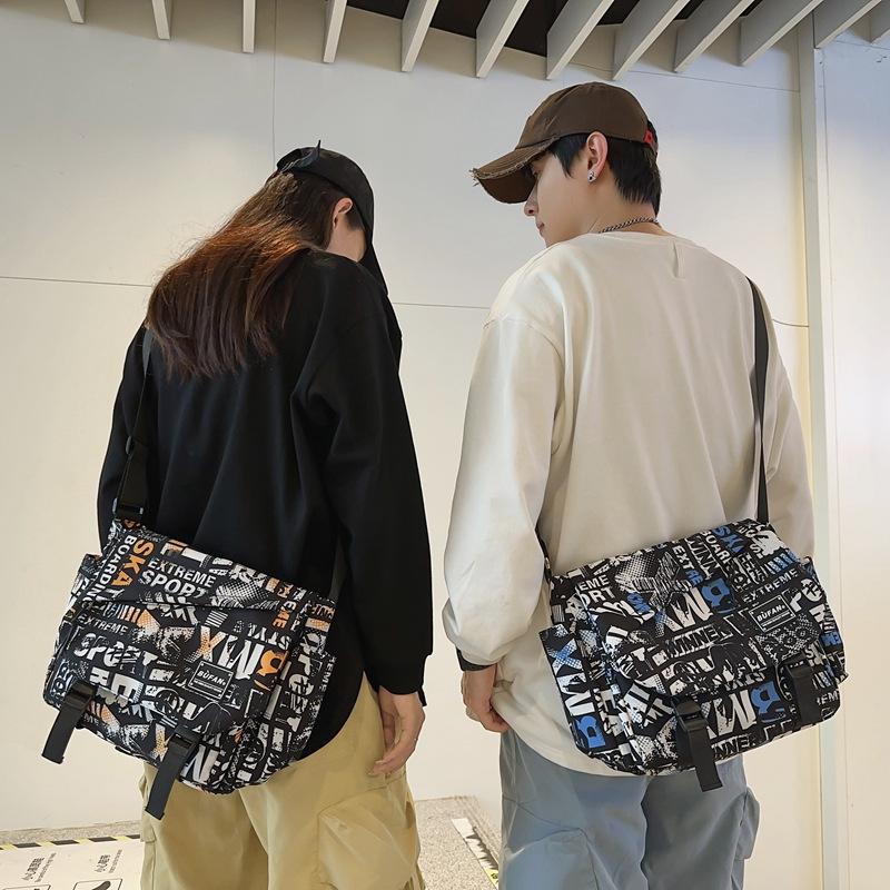 2024 Neue Street Herren- und Damen-Umhängetasche Großes Fassungsvermögen Bedruckte Schultertasche Koreanische Mode Studenten-Rucksack Aufbewahrungstasche