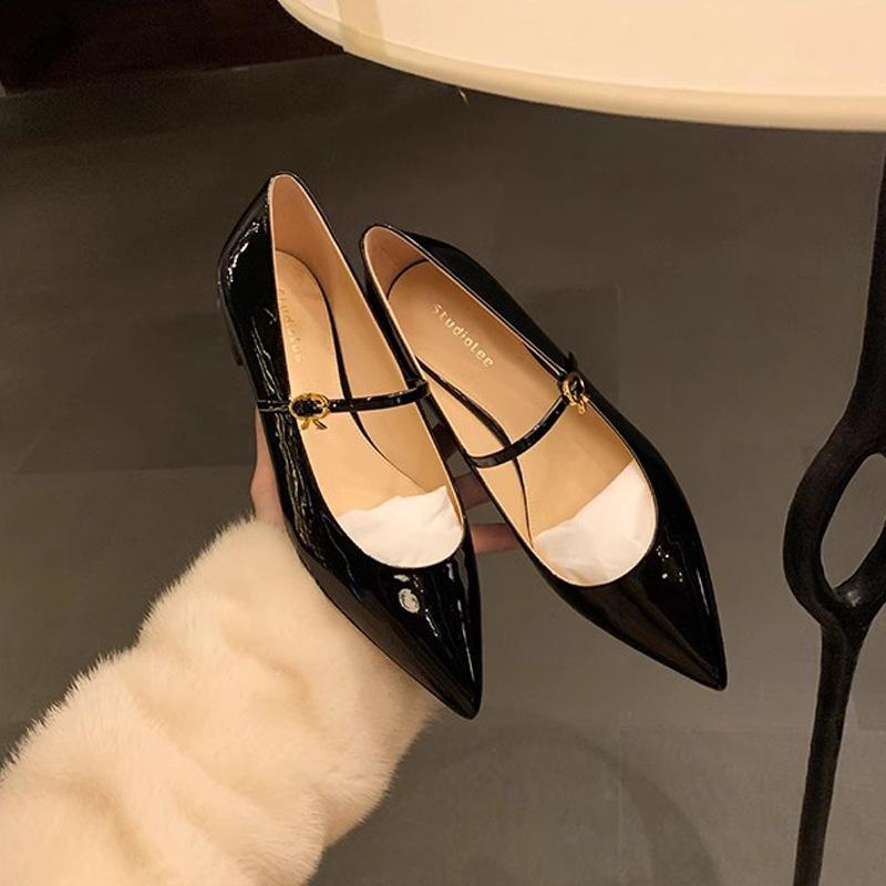 

Grape mother s new Korean version of temperament patent leather, small pointed tip, thin word with shallow mouth, small low heel, flat sole sin 40