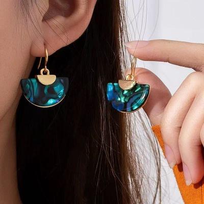 Orecchini a Forma di Ventaglio con Design Semicircolare e Gancio Dorato per Indossarli Leggeri e Comodi nell'Uso Quotidiano e per Occasioni Speciali