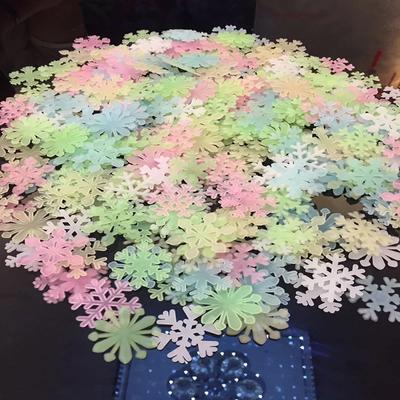 Vivid Luminous Snowflake Pvc Sticker Glow In Dark Fluorescent Wall Art Xmas Festival Birthday Party Home Decoration Window Decal