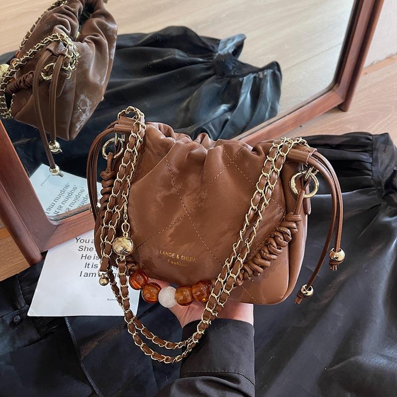 Early spring contrasting color bucket bag design sense portable bundle cloud bag lazy wind shoulder messenger bag