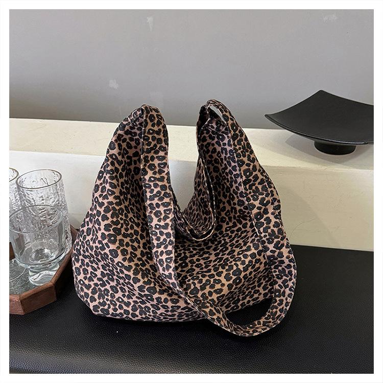Tote bag, large-capacity women's commuting, high-end leopard print bag, oblique backpack, Japanese and Korean style hot-selling models