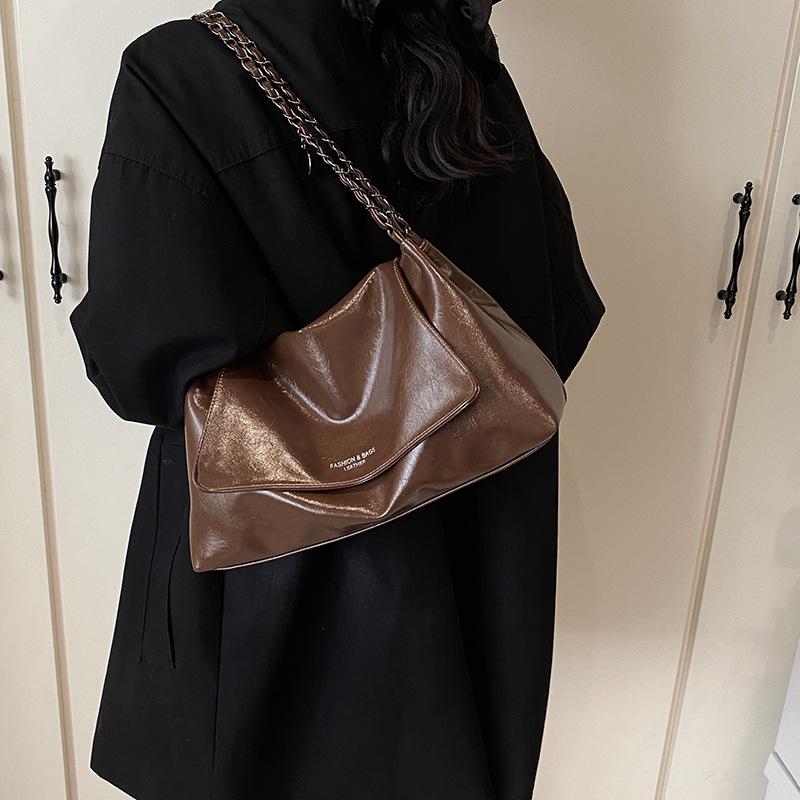 Solid color simple large-capacity foreign gas bag women's 2025 new trendy underarm commuter chain single shoulder tote bag