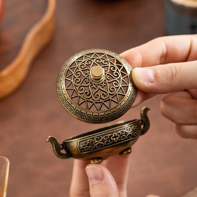 Binaural Antique Incense Burner Exquisite Pattern Hollow Three-legged Burner Indoor Alloy Incense Holders for Yoga Meditation Home Desktop Ornament
