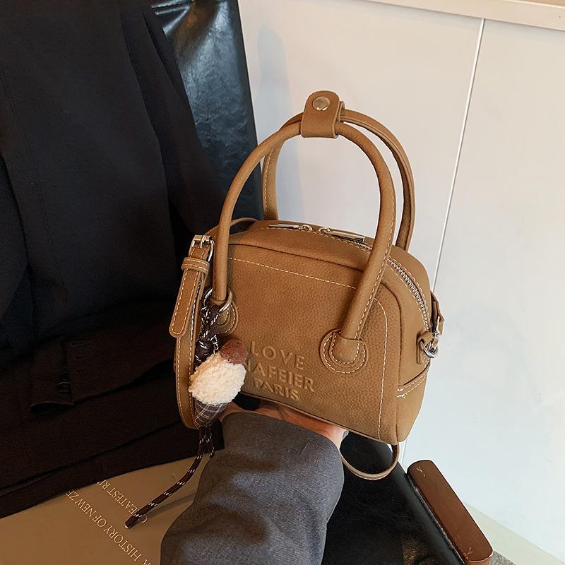 Small bag women's autumn and winter new versatile shoulder messenger bag fashionable and popular portable pillow bag