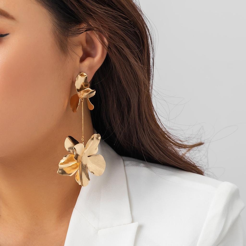 Personalized Liquid Fluid Metal Pleated Lotus Leaf Earrings, Niche Cold Wind Pearl Stud Earrings