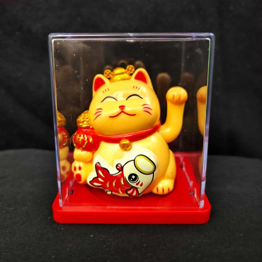 Solar-Powered Waving Maneki-neko Ornament, 2-Inch, Attracts Wealth for Office Desk or Cashier Counter Decoration
