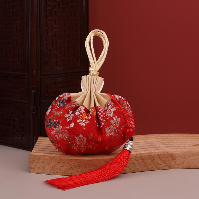 

Traditional Chinese Silk Sachet – Hanging Fragrant Bag with Tassel for Wardrobe, Car & Gift червоний