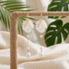 Orecchini Pendenti con Nappa di Perle e Fiore Bianco Tropicale per Donna Oro Boho Floreali Lunghi Statement Gioielli per Vacanze al Mare Resort