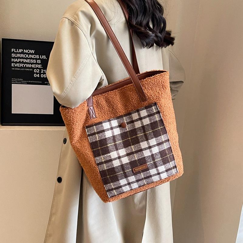 Temperament niche popular contrasting color plaid bag 2025 winter commuting lamb wool fashion versatile shoulder handbag