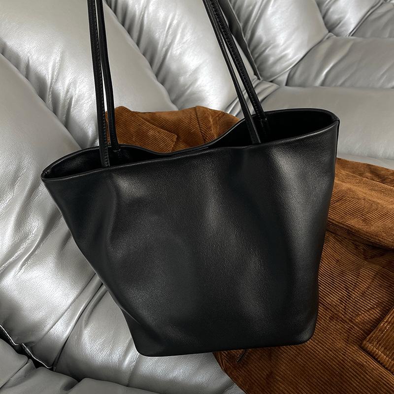 

Light luxury, niche, high-end, large-capacity commuter bag, leather suede single-shoulder women s bag, cowhide tote bag 31x16x20cm чёрный