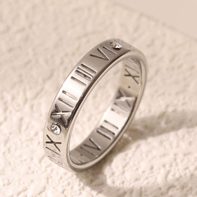 

Классическое парное кольцо из титановой стали с римскими цифрами и бриллиантами — не выцветает, персонализированное для мужчин и женщин Number 5 серебряный