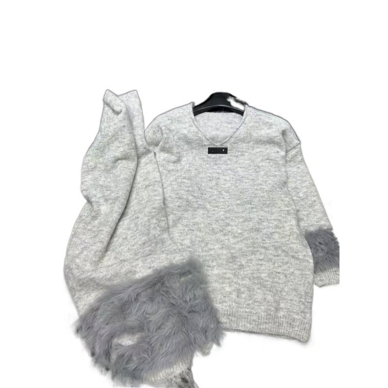 Autumn/Winter 2025 V-Neck Knit Pullover with Fur Scarf - Loose, Versatile, Long Sleeve Style